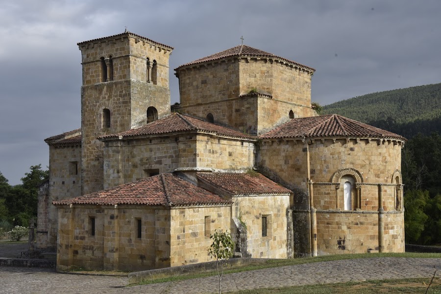 Colegiata de Santa Cruz de Castañeda