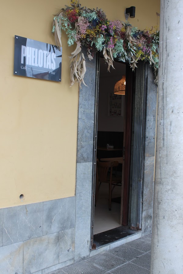 Phelotas Bar
